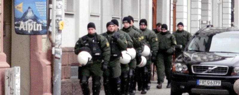 10.03.10 Freiburg: Cops in der Belfortstrasse.jpg