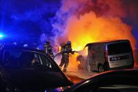 In Lichtenberg brannte ein Wagen vollständig aus, ein anderer wurde beschädigt   Foto: Spreepicture