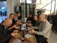 Der Neonazi Ronny Schapkowski (rechts) beim Essen mit seinen Freunden aus der Selbsthilfewerkstatt