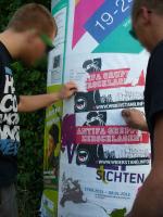 Antifaschisten entfernen Nazipropaganda