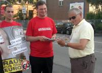 Günter Deckert trifft im Juni 2013 auf die NPD-Wahlkämpfer Dennis Neff und JAn Jaeschke.
