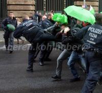 Polizisten beim Durchsetzen der AfD-Demo. (Bild entstammt nicht der beschriebenen Situation)