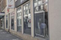 Mit Pflastersteinen zertrümmert: Eingangstür der Commerzbank-Filiale und Schaufenster des „mStore“ in der Göttinger Prinzenstraße.