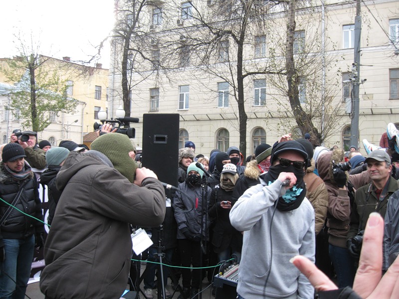 #3b – Transparente „Russen gegen Faschismus“ („Русские (су-)против фашизма") in Moskau während eines Auftritts von MDB im November 2009 