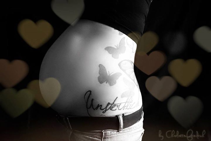 Die schwangere Melanie Witassek mit „Unsterblich“-Tattoo auf der Hüfte.