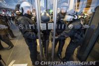 Polizei sichert Türen des Hauptbahnhof, um Gegenproteste zu behindern