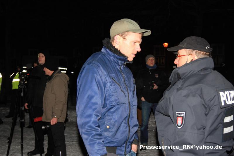 Der NPD-Kader Maik Schneider am 20. Januar 2016 auf der „Pogida“-Demo – er trat in Verhandlung mit der Polizei um doch noch einen Aufmarsch durchführen zu können