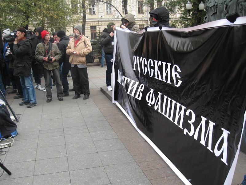 #3c – Transparente „Russen gegen Faschismus“ („Русские (су-)против фашизма") in Moskau während eines Auftritts von MDB im November 2009 