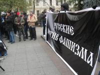#3c – Transparente „Russen gegen Faschismus“ („Русские (су-)против фашизма") in Moskau während eines Auftritts von MDB im November 2009 