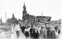 Demonstration der Dresdner KPD über die Augustusbrücke am 28. Juli 1945 - Transparent im Vordergrund: "Die Nazis sind verantwortlich an unserer Katastrophe!"