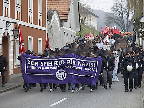 Kein Spielfeld für Nazis (3)