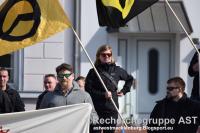 1: Eike Liefke mit gelber Fahne und Sonnenbrille in Ribnitz-Damgarten