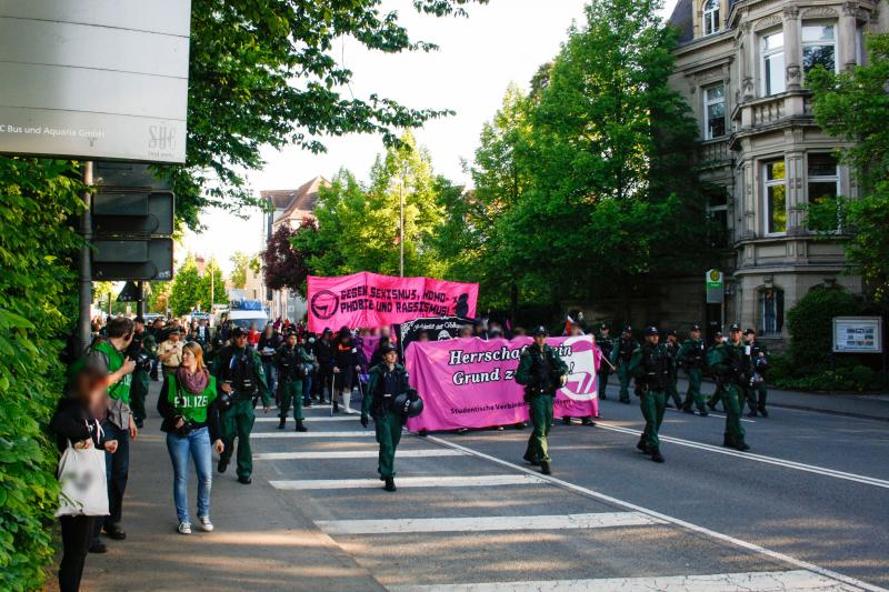 Demonstration mit Bullenspalier