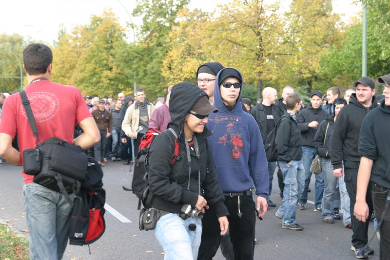 Melanie Witassek als Anti-Antifa-Fotografin am 21. Oktober 2006 in Berlin-Tegel. Hinter ihr zu sehen sind Sebastian Glaser (Sonnenbrille) und Tom Singer.