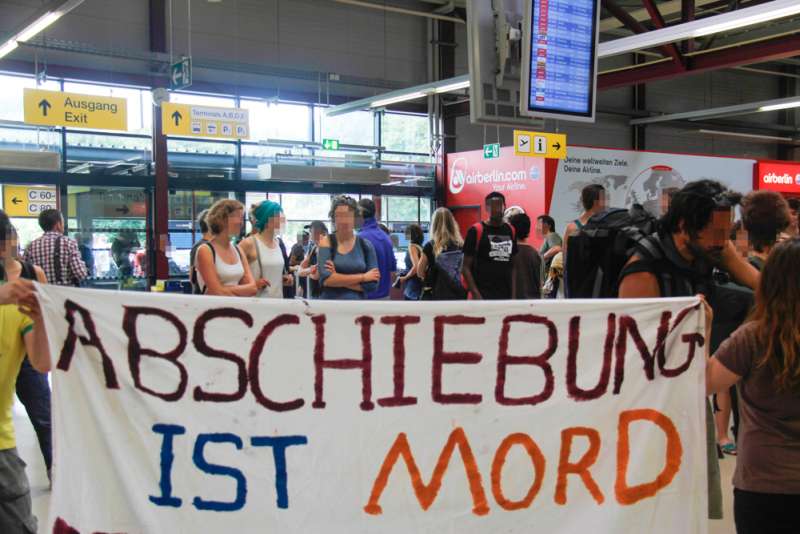 Protest gegen Abschiebung am Flughafen TXL