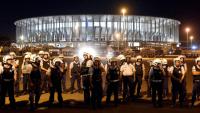 eine-spezialeinheit-der-polizei-vor-dem-mane-garrincha-stadion-in-der-hauptstadt-brasilia