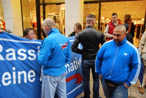 AfD-"Ordner" gehen gegen Kritiker_innen vor. Links in AfD-Jacke: Richard Mol, stellvertretender Sprecher der AfD Münster. 