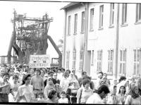Nachdem 1993 das Haus einer türkischen Familie in Hattingen in Flammen aufging, vermuteten viele einen rechtsradikalen Hintergrund und demonstrierten gegen Fremdenfeindlichkeit. Archivfoto: Udo Kreikenbohm