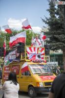 Führer einer extrem rechten Bewegung: Der Antisemit Piotr Rybak auf dem Lautsprecherwagen, u.a. geschmückt mit dem Fantransparent der örtlichen Fussballmannschaft Polonia Słubice am 7. Mai in Slubice. (Quelle: slubice24.pl)