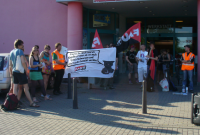 FAU Protestiert vor dem Bowlingcenter