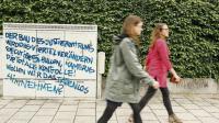 Ein Stromkasten am Rosa-Luxemburg-Platz ist mit Parolen beschmiert