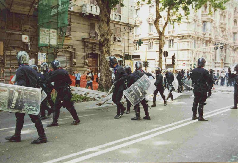 Genova 2001 - riots - (Foto: Azzoncao)