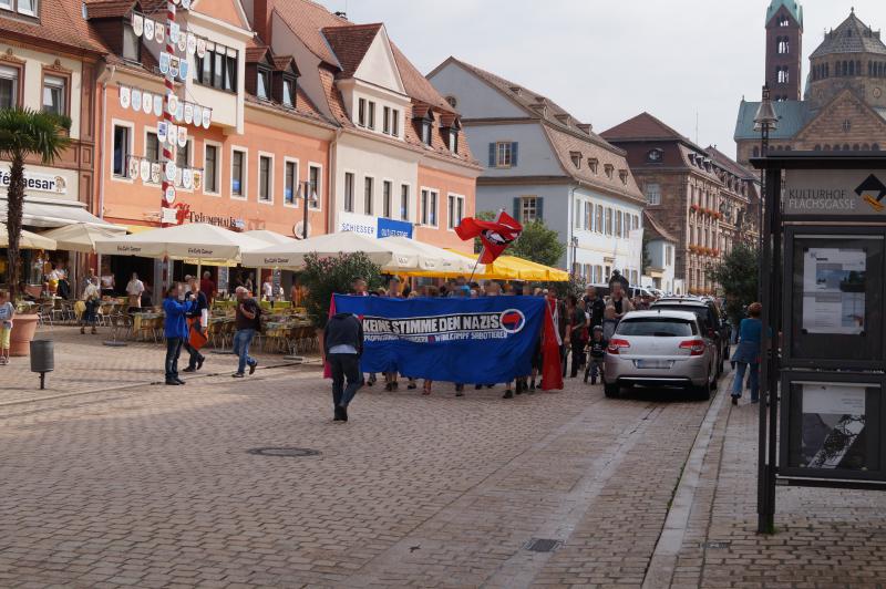 Spontandemo zieht nach erfolgreicher Störung der NPD-Kundgebung los.