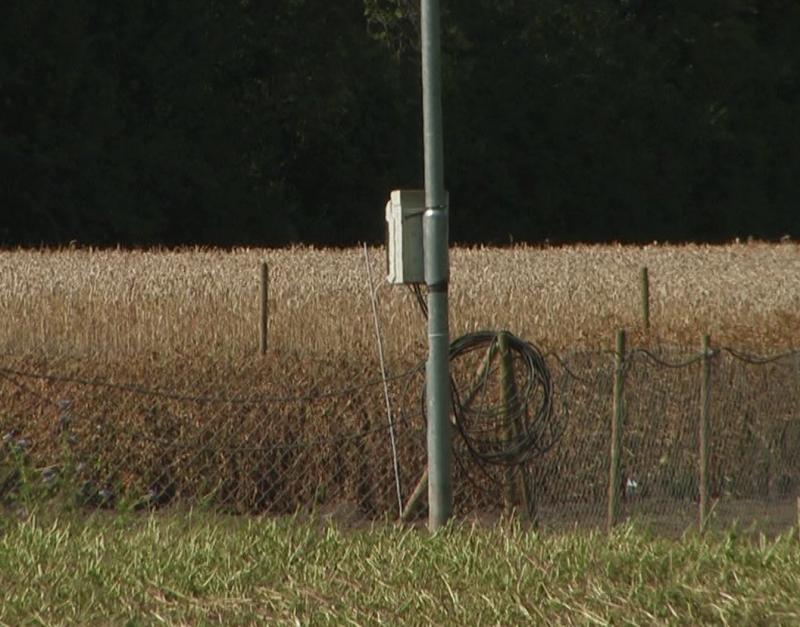 Etwas größerer Ausschnitt des zerstörten Feldes mit Mast (an jeder Ecke stand so ein Metallpfosten mit Doppelkamera)