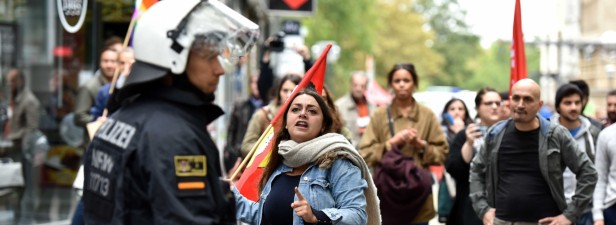 Anhänger der Gegendemo beschweren sich bei der Polizei, dass es in Essen zu den Übergriffen der HoGeSa-Anhänger kommen konnte.