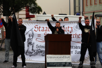 Maik Eminger hält am 25. Oktober 2014 in Brandenburg an der Havel bei der Kundgebung der neonazistischen „Gefangenenhilfe“ eine Rede. Links neben ihm steht Tim Borowski, rechts daneben Philipp Hinzmann