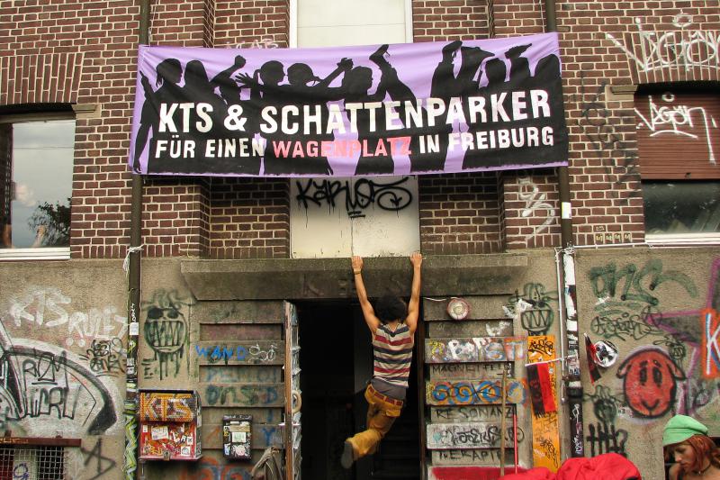 02.09.2006, KTS-Soli mit den Schattenparkern. Nach einer Zwischennutzung auf der Haid konnten die Schattenparker im September 2006 schließlich den bis heute bewohnten Wagenplatz im Industriegebiet Nord befahren.