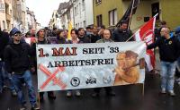 Transparent der "FN Kraichgau" am 01.05.2015 in Worms. Am Transparent: Timo Feldpausch (links) und Sebastian Lippert (rechts)