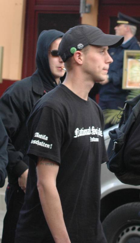 Thomas Pecht mit "Anti-Antifa Potsdam"-T-Shirt am 21. Oktober 2006 in Berlin-Tegel