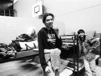 Zwischen Kletterwand und Basketballkorb: Flüchtlinge in der Turnhalle der Wentzinger Schulen 1992. Foto: Der Sonntag Verlags GmbH