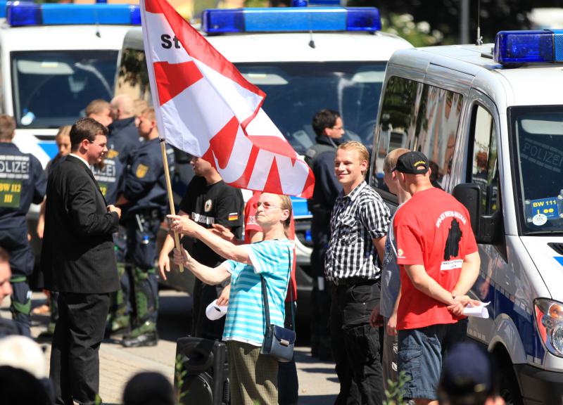 Helga Koch mit Fahne der "Jungen Nationaldemokraten" (sic!) am 17.8.2013 in Ladenburg