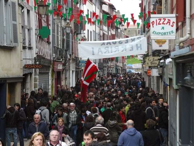 Feiern in der Altstadt vor der Demo gegen die Ausliefuern von Aurore Martin