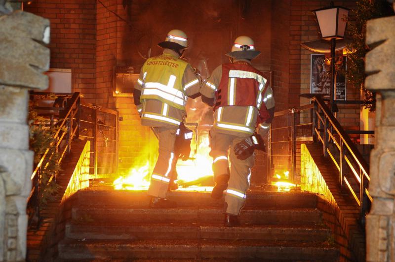Der Eingangsbereich vor der Rockerkneipe in der Greifswalder Straße stand in Flammen Foto: spreepicture