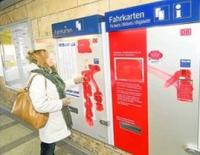 Fahrkartenkaufen umöglich: Die Anzeigen der Automaten am Weilheimer Bahnhof sind nicht mehr lesbar. Fotos: Gronau