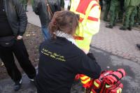Demosanitäter versorgen eine durch Pfefferspray verletzte Demonstrantin