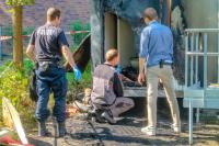 Brandermittler untersuchen den Tatort in Rissen
