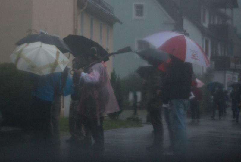 "Stülpner" Ralph Görner als Wanderführer mit Gewehr