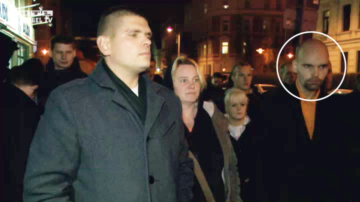 Jeff Fitzek mit anderen Nazis am 16.10.2013 in Gohlis (Spiegel TV)