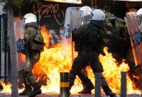 Die Autonomen werfen auch Brandsätze auf die Polizei.(Foto: AP)