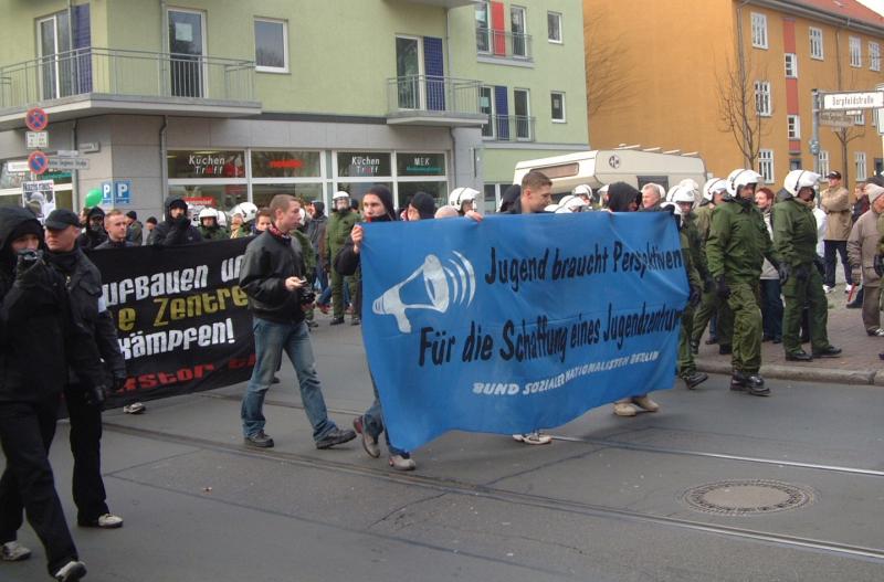 Harald Bankel trägt Leittransparent auf BASO Aufmarsch 2004