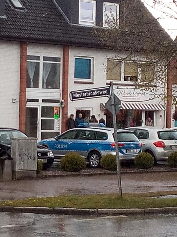 AfD steht in Duvenstedt im Regen