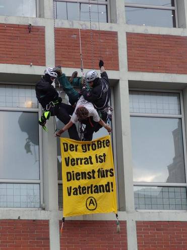 Kletteraktion gegen das öffentliche Auftreten der Bundeswehr in Lüneburg am 30.03.2017 - Räumung durch SEK