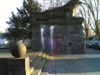 Februar 2008: Kriegerdenkmal in Ehrenfeld mit Farbe und dem Spruch "Keine Opfer sondern Täter" verziert