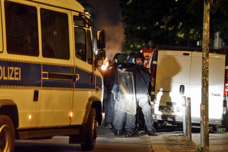 Randalierer bewerfen Polizisten mit Steinen Foto: Spreepicture