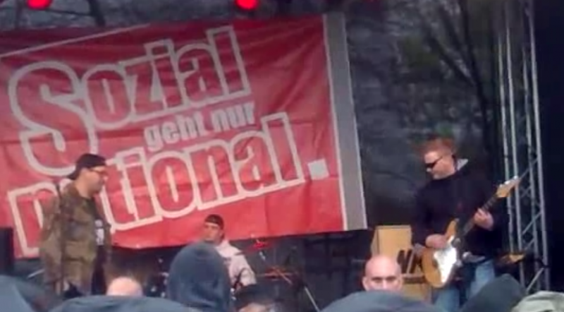 Martin Rollberg als Gitarrist für “Tätervolk” auf dem “Eichsfelder Heimattag” der NPD 2012