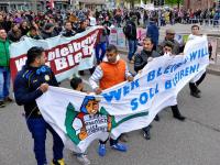 Rund 500 Menschen demonstrierten am Samstagnachmittag mit ihrem Zug durch Freiburg gegen die neue Welle von Abschiebungen von Roma. Foto: Michael Bamberger